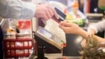Wer beim Einkauf Kunden- oder Bankomatkarte zückt, ermöglicht Händlern die Analyse seines Kaufverhaltens. (Bild: stock.adobe.com)