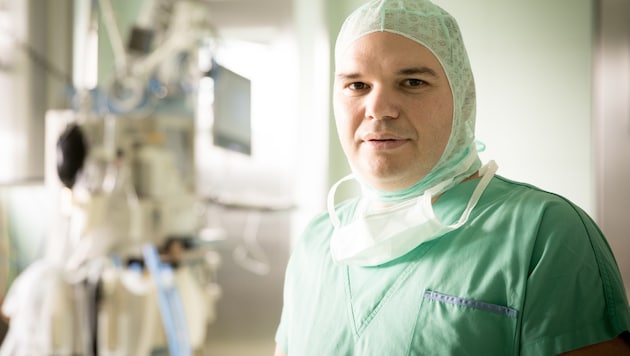 Dr. Kalojan Petkin nützt für Schulter-OP am UKH Linz Schrauben aus menschlichen Spenderknochen (Bild: c) Tom Mesic)
