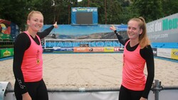 Lina (li.) und Sarah Hinteregger treten heuer nur als Schiedsrichterinnen gemeinsam in Wolfurt auf. (Bild: Peter Weihs/Kronenzeitung)