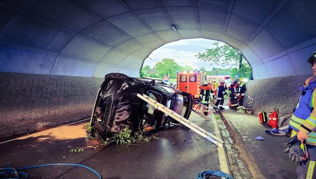 Der Wagen der 63-Jährigen landete nach dem Überschlag in der Unterführung der deutschen Autobahn A96. (Bild: Freiwillige Feuerwehr Bösenreutin)