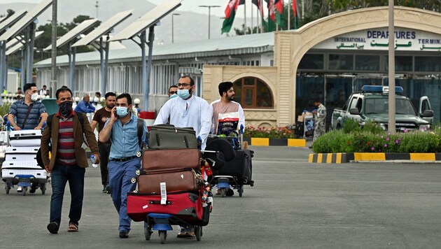 Passagiere am Flughafen Kabul (Bild: APA/AFP/SAJJAD HUSSAIN)