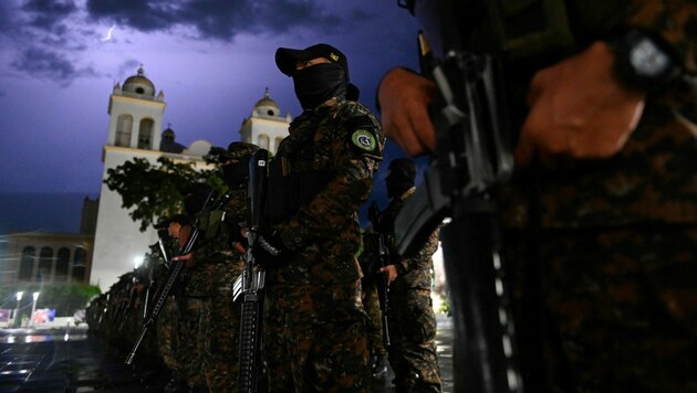 Polizeibeamte in El Salvador (Bild: MARVIN RECINOS / AFP)