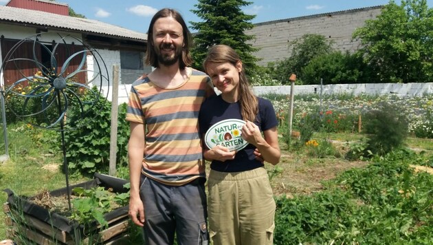 Gerald Allacher und Jennifer Hodosi in ihrem Naturparadies in Gols. (Bild: Judith Weisz/ Natur im Garten Burgenland)