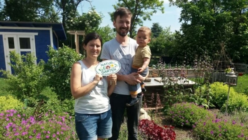 Barbara Thüringer und ihre Familie freuen sich über die Plakette. (Bild: Judith Weisz/ Natur im Garten Burgenland)