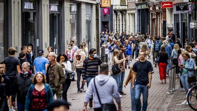 Fußgänger im Zentrum Amsterdams: Der überwiegende Teil trägt keine Maske. (Bild: AFP)