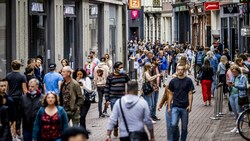 Fußgänger im Zentrum Amsterdams: Der überwiegende Teil trägt keine Maske. (Bild: AFP)