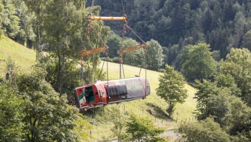 Ein 600-Tonnen-Raupenkran barg das seitlich im Wasser liegende 32 Tonnen schwere Fahrzeug. (Bild: APA/Vogl-Perspektive.at - Mike Vogl)