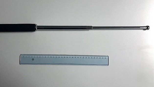 Der 23 Jahre alte Verdächtige hatte neben zwei Pfeffersprays auch diese Stahlrute bei sich. (Bild: LPD Wien)