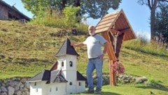 Franz Assinger mit dem Nachbau der Kirche St. Steben im Gailtal. 160 Stunden hat er an dem Modell gearbeitet. (Bild: Hermann Sobe)