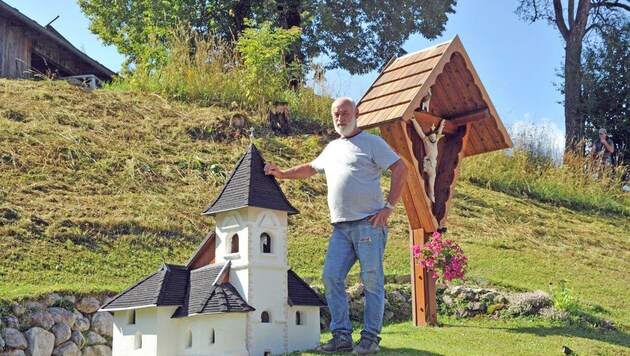 Franz Assinger mit dem Nachbau der Kirche St. Steben im Gailtal. 160 Stunden hat er an dem Modell gearbeitet. (Bild: Hermann Sobe)