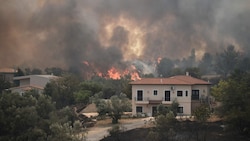 Athen habe über den Europäischen Zivilschutz-Mechanismus um Hilfe gebeten. (Bild: AFP)