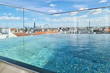Zum Penthouse gehört ein privater Pool auf der Dachterrasse. Die Miete der neuen Luxuswohnung beträgt 12.000 Euro. (Bild: Engel & Völkers Wien )