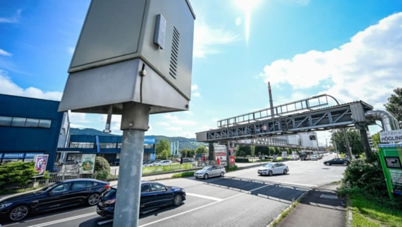 Bei der Kreuzung Industriezeile/Prinz Eugen Str. schlug die Rotlichtüberwachung 579-mal an (Bild: Alexander Schwarzl)