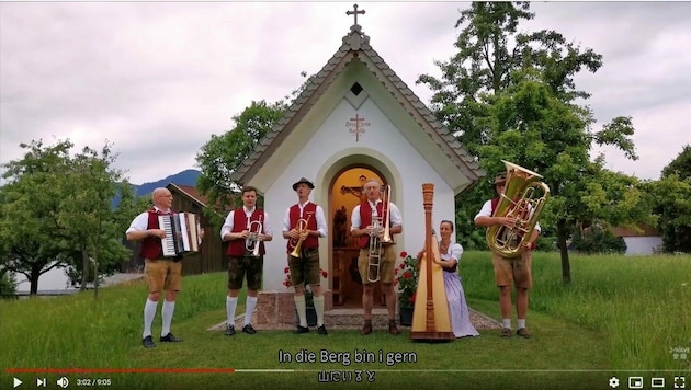 Die Ganggalbichler (Foto) singen mit Linzer Musikschülern (Bild: youtube, Sing & Unite)