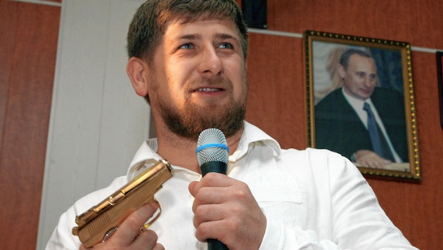 Der tschetschenische Machthaber kehrt auf Fotos gerne den starken Mann hervor. (Bild: AP2007)