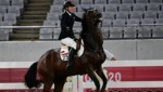 Live im Fernsehen: Eine aufgelöste Annika Schleu schlägt mit der Gerte auf ihr völlig verängstigtes Pferd. (Bild: AFP)