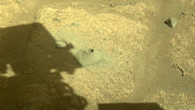 Der Mars-Rover bohrte das erste Loch in die Oberfläche des Roten Planeten (Bild: AFP)