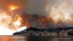 Flammenmeer nahe Limni, 160 Kilometer von Athen entfernt (Bild: AP Photo/Michael Pappas)