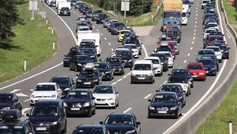 In Salzburg ging es nach dem Grenzübergang von Deutschland nach Österreich nur höchst schleppend voran. (Bild: APA/Franz Neumayr)