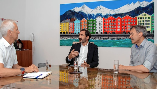 „Krone“-Gespräch mit BM Willi (re.) und Finanz-Konsulent Johannes Müller (Mi.) (Bild: zVg)