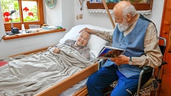 Das Leben gemeinsam ausklingen lassen: Sepp Forcher (91) und Helene „Helli“ (ebenfalls 91) sind seit 65 Jahren ein Paar. (Bild: Markus Tschepp)
