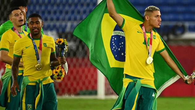 Richarlison tanzt Samba mit der Fahne. (Bild: AFP)