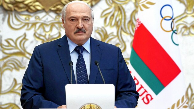 Der weißrussische Machthaber Alexander Lukaschenko soll Flüchtlinge mit falschen Versprechen nach Minsk locken, um sie dann in die EU weiterzuschicken. (Bild: AP)