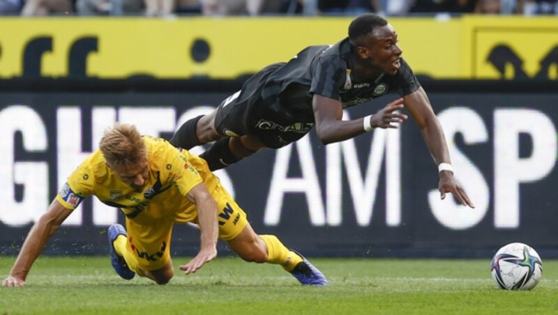 Foul von Philipp Netzer an Kelvin Yeboah (Bild: APA/ERWIN SCHERIAU)