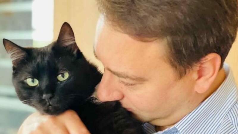 LH-Vize Manfred Haimbuchner (FP) mit seinem Kater „Pedro“. (Bild: ZVG)