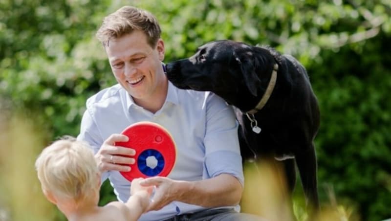 Labrador „Josh“ gibt Herrl Stefan Kaineder (Grüne) ein Küsschen (Bild: ZVG)