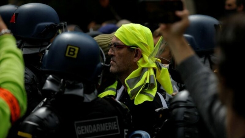 Auch zahlreiche „Gelbwesten“ mischten sich unter das Protestvolk. (Bild: APA/AFP/GEOFFROY VAN DER HASSELT)