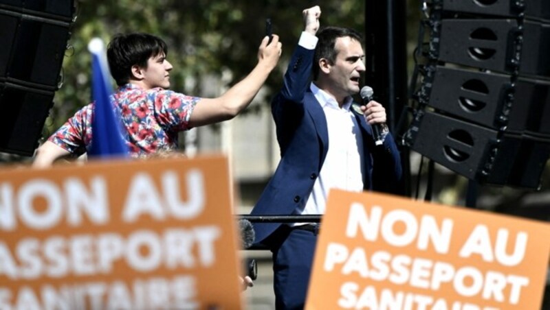 Die Proteste werden auch von rechten Parteien wie den „Patrioten“ (hier im Bild Vorsitzender Florian Philippot während einer Rede) mitgetragen. (Bild: APA/AFP/STEPHANE DE SAKUTIN)