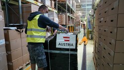 500.000 Impfdosen AstraZeneca wurden im August per Kühl-Lkw von Wien auf die Reise nach Bosnien und Herzegowina gebracht. (Bild: APA/BMEIA)