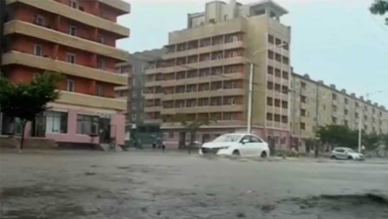 Aufnahmen des nordkoreanischen Staatsfernsehens zeigen schwere Überschwemmungen in der Provinz Hamgyong im Süden des abgeschotteten Landes. (Bild: AP)