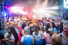 Ein Riesenzelt, zwei verschiedene Musikrichtungen an nur zwei Tagen: Das sind heuer die Lakeside Festivals in Illmitz. (Bild: Seewinkel Voice OG)
