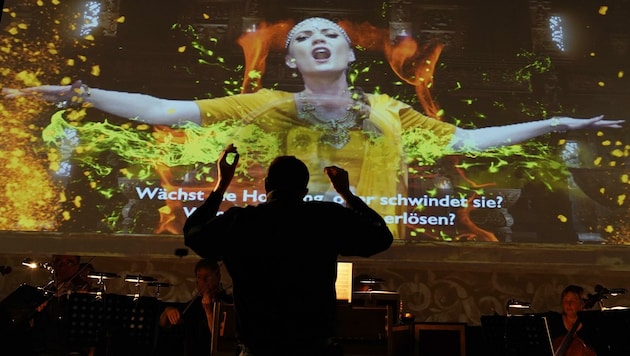Das L’Orfeo Barockorchester spielte das Opernjuwel vor einer Videowall (Bild: reinhard winkler 0699 81639929)