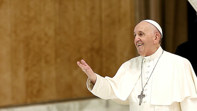 Papst Franziskus und die Bewohner des Vatikan erhalten nun ebenfalls den EU-weiten Grünen Pass. (Bild: AP)