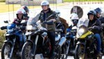 Jair Bolsoanro mischte sich bei der Motorradrallye unter die Menge - wie üblich ohne Maske. (Bild: Associated Press)