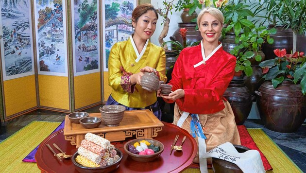 Silvia Schneider und Sunok Lee bei der traditionellen koreanischen Tee-Zeremonie. (Bild: Starpix/ Alexander TUMA)