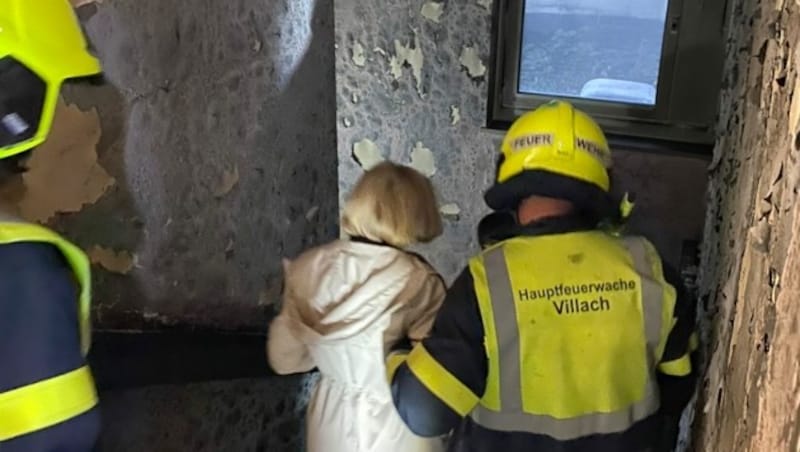 60 Bewohner mit Kleinkindern und Haustieren mussten evakuiert werden. (Bild: Hauptfeuerwache Villach)