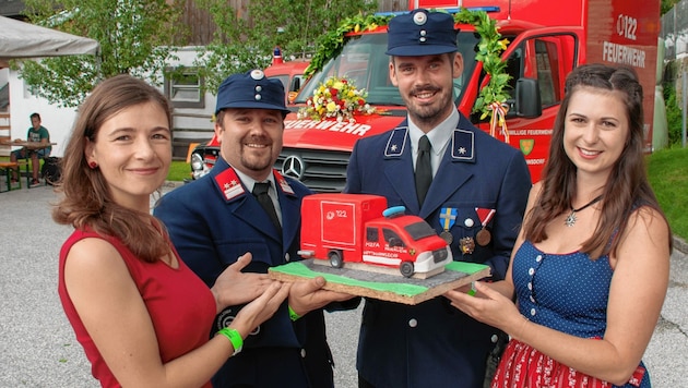 Brigitte Bader, Michael Koscher, Daniel Pichler und Tanja Klatschnigg freuten sich auch über die Torte, die das Feuerwehrauto detailgetreu darstellt. (Bild: Arbeiter Dieter)