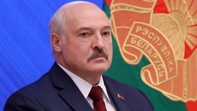 Alexander Lukaschenko lässt jegliche Kritik weiterhin an sich abprallen. (Bild: AFP/Pavel Orlovsky)