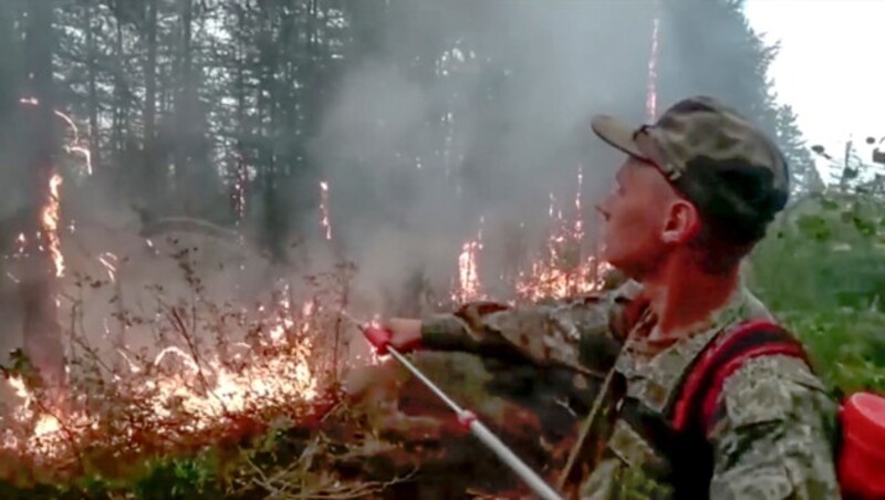 Russische Soldaten kämpfen in Sacha gegen die Flammen. (Bild: Russian Defense Ministry Press Service)