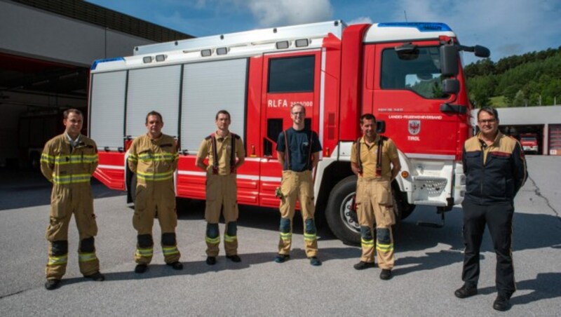 Die fünf Feuerwehrmänner Julian Hammerle, Christian Mayer, Georg Crepaz, Lukas Kaufmann und Jörg Degenhart werden von Schulleiter Georg Waldhart verabschiedet (v.l.n.r.). (Bild: LFV/Wegscheider)