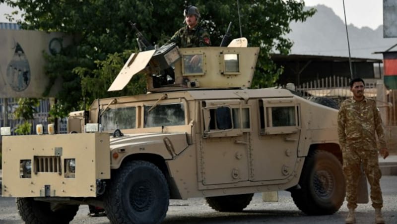 Die Taliban haben seit Beginn ihrer Offensive bereits Hunderte Armeefahrzeuge - darunter auch zahlreiche Humvees (siehe Bild) erbeuten können. (Bild: APA/AFP/Javed Tanveer)