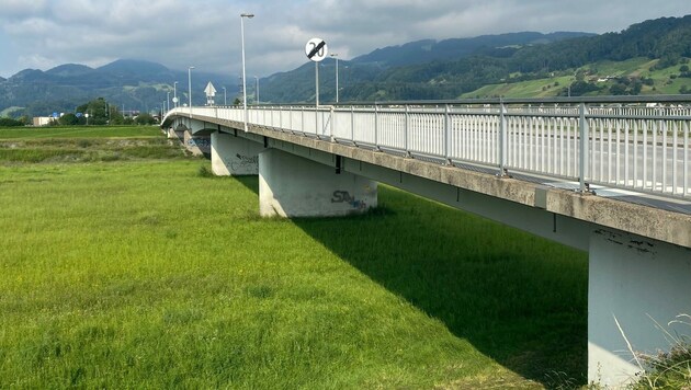Die Rheinbrücke aus dem Jahr 1957 zwischen Lustenau und Au darf nur noch bis 2025 ohne Einschränkungen genutzt werden. (Bild: Sonja Schlingensiepen)