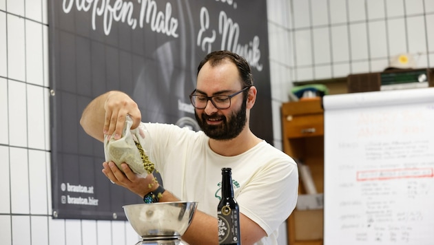 Peter Kreyci (Bild), Phil Zezula und Leo-Constantin Scheichenost haben die etwas andere Biermarke „Brauton“ gegründet. (Bild: Tschepp Markus)