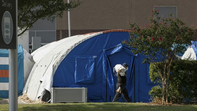 In diesem Zelt vor einem Spital in der texanischen Stadt Houston sollen Corona-Patienten behandelt werden, für die im Gebäude keinen Platz mehr finden. (Bild: © 2021 Houston Chronicle)
