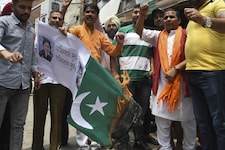 Aktivisten zünden nach dem Angriff auf den Hindu-Tempel aus Protest eine pakistanische Flagge an. (Bild: AFP)