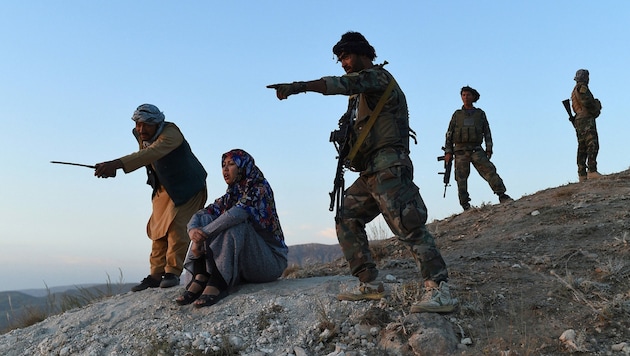 Das afghanische Militär versucht die Taliban bei ihren Vorstößen aufzuhalten - doch diese behalten immer öfter die Oberhand. (Bild: AFP/FARSHAD USYAN)